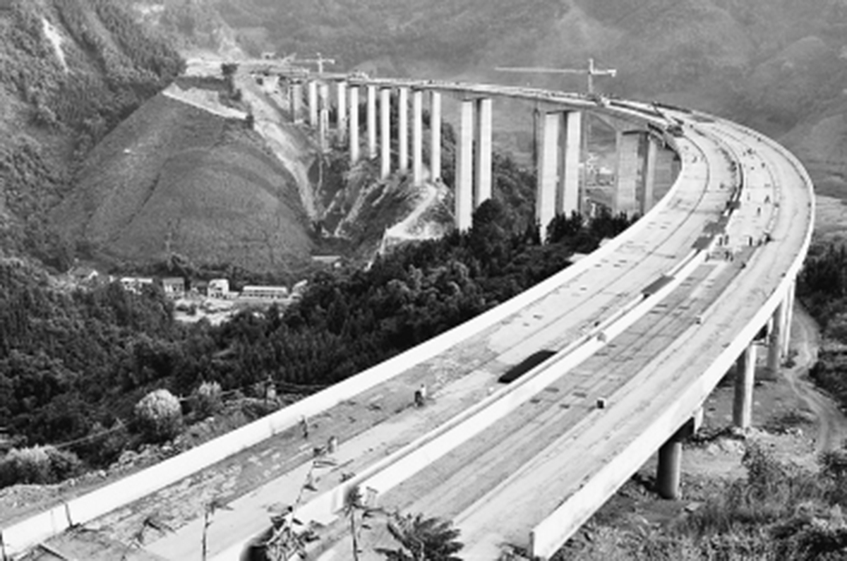 　　俯瞰建設中的拉會高架大橋，“C”字形蔚為壯觀。.jpg